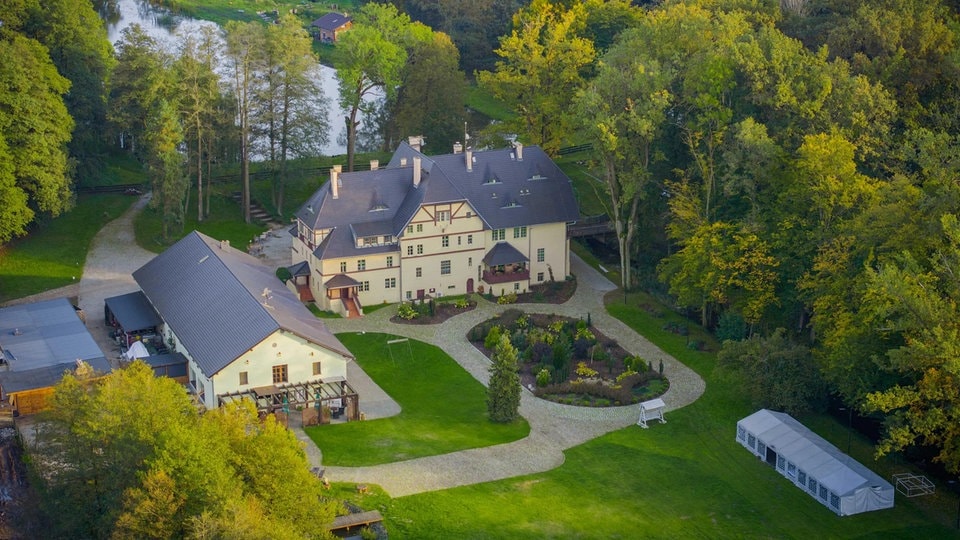 Wildschweinrouladen und Waldseilpark - Ausflug zum Jagdschloss nach Polen