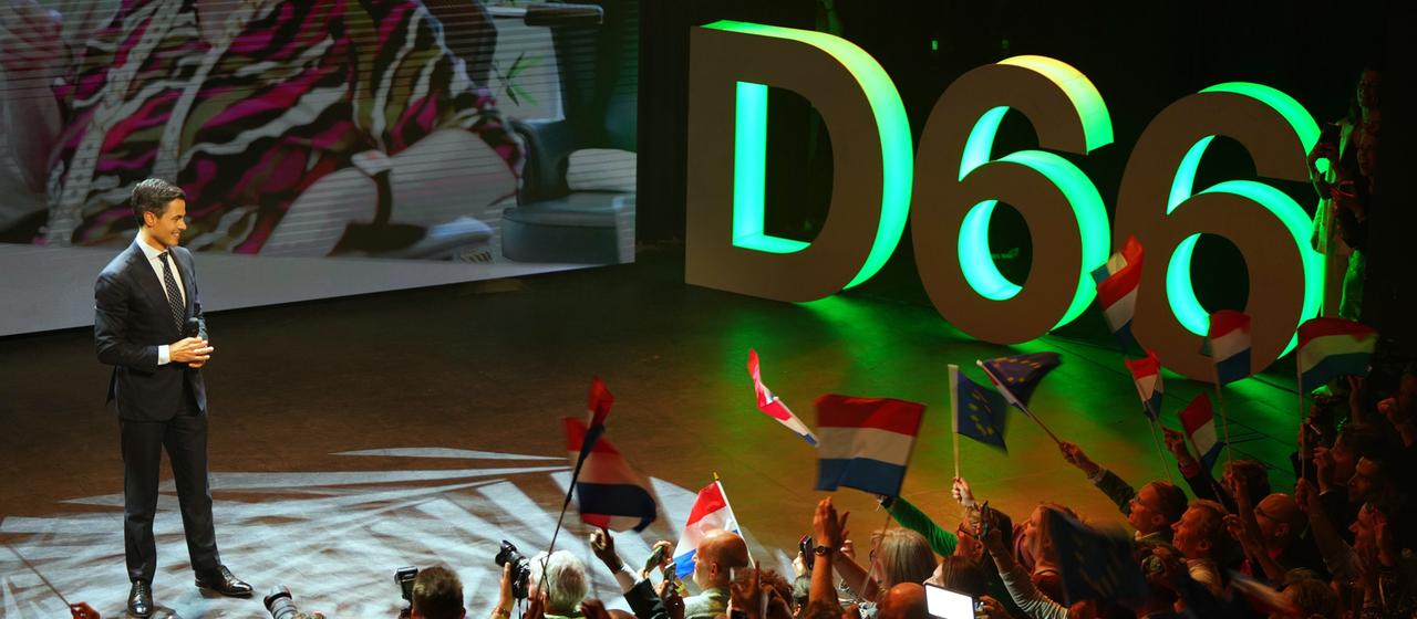 Rob Jetten, Parteichef von D66, spricht am Wahlabend vor seinen Anhängern