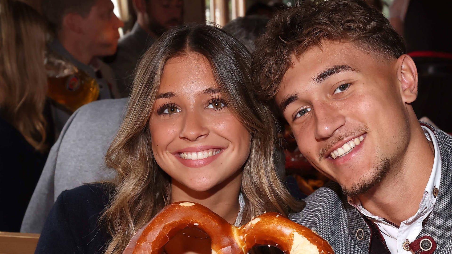 Josefine Scholl und Tom Bischof besuchten zusammen das Oktoberfest. Josefine Scholl und Tom Bischof besuchten zusammen das Oktoberfest.