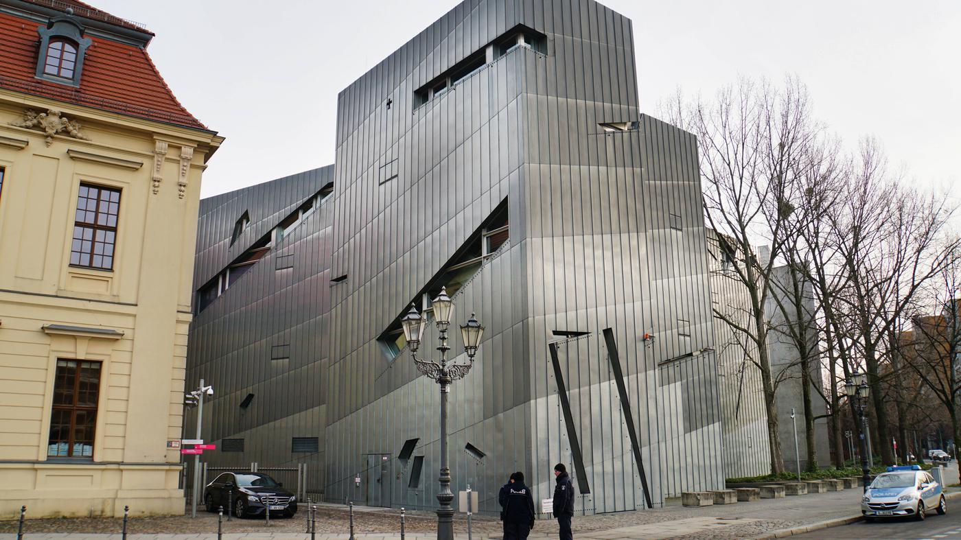 54-Jähriger beschmiert Schild des Jüdischen Museums mit „Kindermörder“-Aufschrift – Festnahme