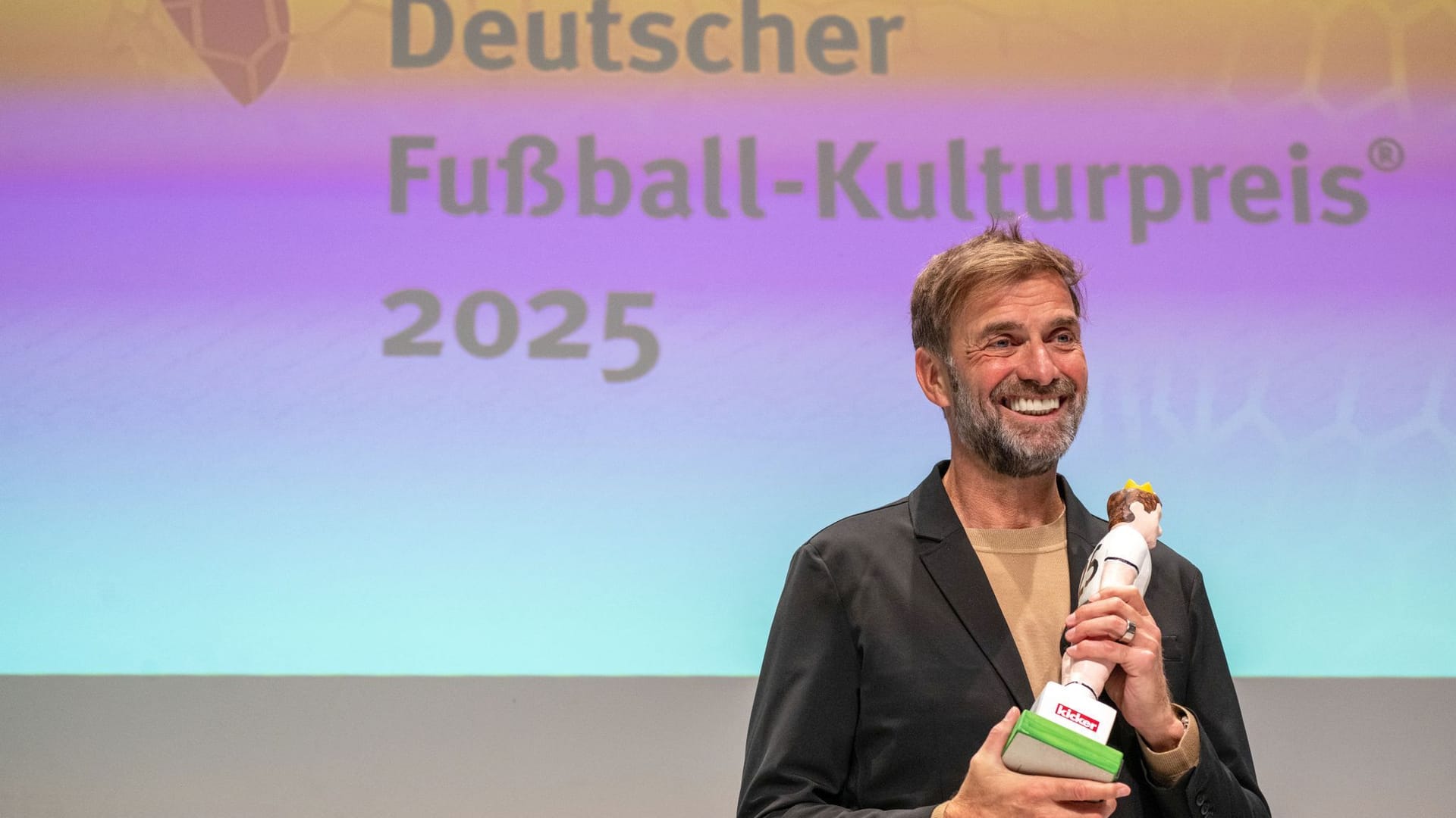 Jürgen Klopp, ehemaliger Fußballspieler und -trainer sowie Global Head of Soccer bei Red Bull, hält seinen Preis bei der Verleihung des Deutschen Fußball-Kulturpreises in Nürnberg in der Hand. Jürgen Klopp, ehemaliger Fußballspieler und -trainer sowie Global Head of Soccer bei Red Bull, hält seinen Preis bei der Verleihung des Deutschen Fußball-Kulturpreises in Nürnberg in der Hand.