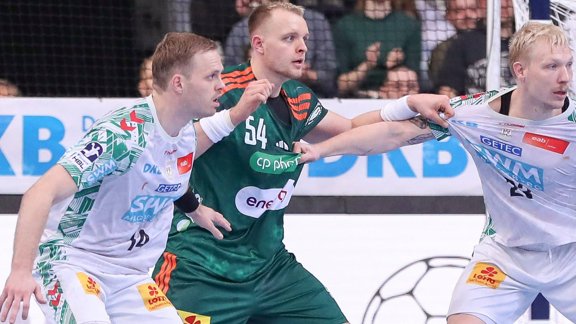 Justus Fischer (M.) im Spiel gegen Magdeburg: Dem Kreisläufer ging es nicht gut. Justus Fischer (M.) im Spiel gegen Magdeburg: Dem Kreisläufer ging es nicht gut.