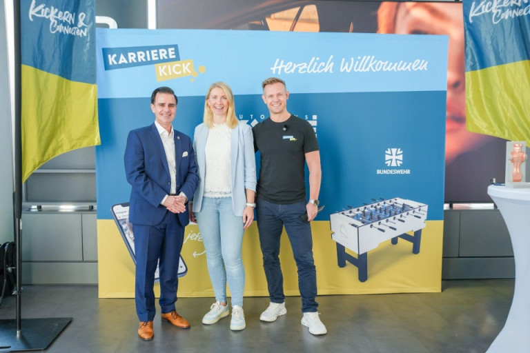 Begrüßung beim Karriere Kick Event mit Bundeswehr-Logo, drei Personen vor Willkommensbanner