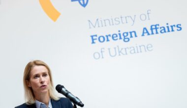 Die Hohe Vertreterin der Europäischen Union für Außen- und Sicherheitspolitik Kaja Kallas spricht während einer Pressekonferenz mit dem ukrainischen Außenminister im Außenministerium.