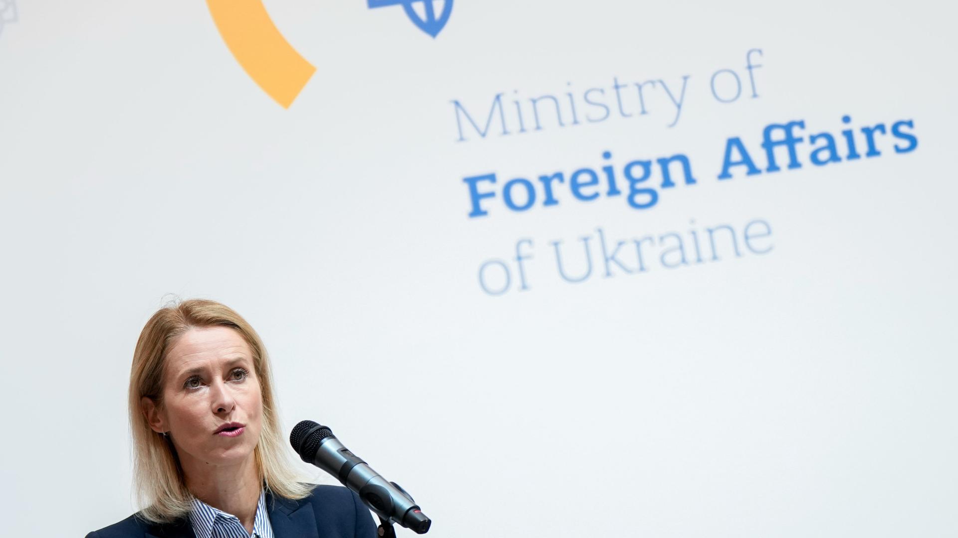 Die Hohe Vertreterin der Europäischen Union für Außen- und Sicherheitspolitik Kaja Kallas spricht während einer Pressekonferenz mit dem ukrainischen Außenminister im Außenministerium.