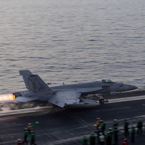 Ein F/A-18E Super Hornet Kampfjet auf dem Flugzeugträger "USS Harry S. Truman" der USA (Symbolfoto)