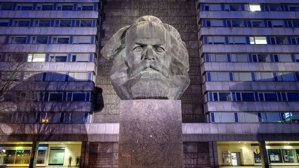 Chemnitz: 30-Jähriger am Karl-Marx-Monument schwer verletzt
