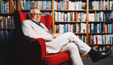 30.09.2022 - Berlin - Der Autor Karl Schlögel posiert in einem roten Sessel vor Bücherregalen in einer Buchhandlung am Bayrischen Platz in Berlin.