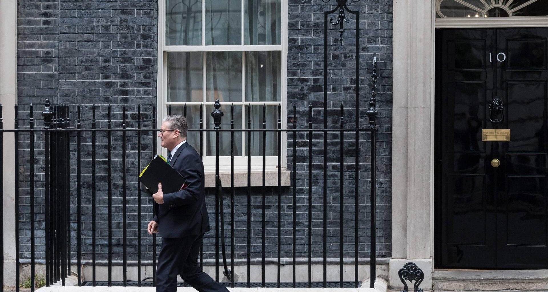 Der britische Premierminister Keir Starmer verlässt seinen Amtssitz 10 Downing Street.