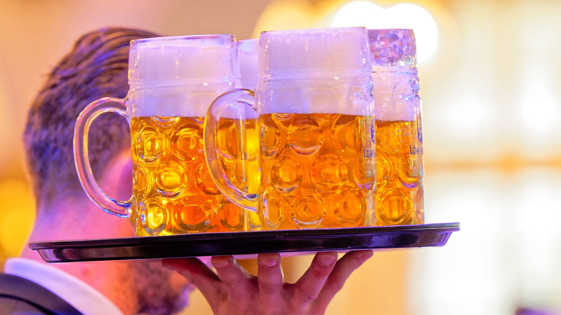Kellner mit mehreren Maß Bier (Symbolbild): Auf dem Oktoberfest in Hannover wird viel Bier bestellt.