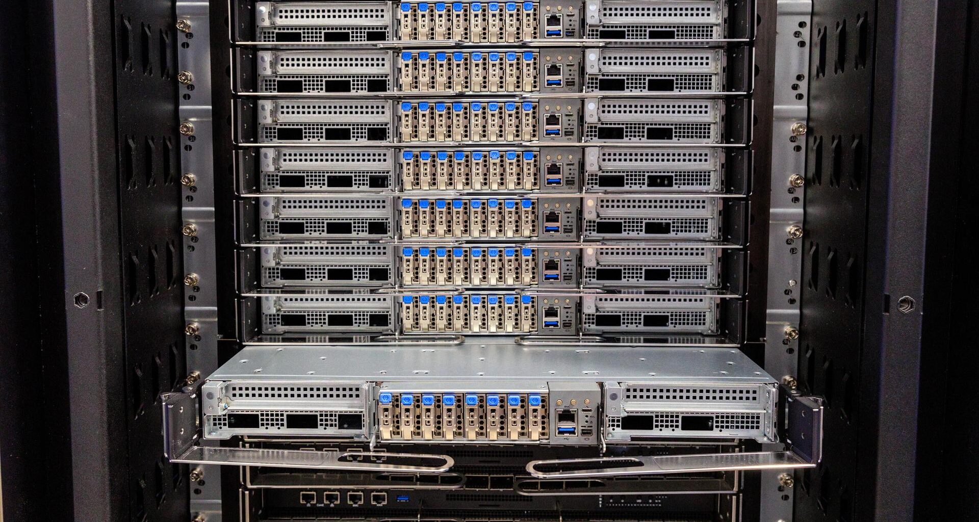 Blick in einen Supercomputer. Verschiedene elektronische Bauteile sind in einem Schrank miteinander verbunden.