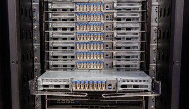 Blick in einen Supercomputer. Verschiedene elektronische Bauteile sind in einem Schrank miteinander verbunden.