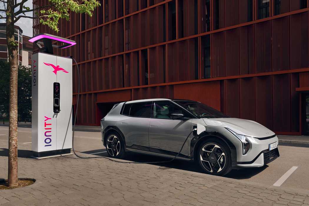 The charging network for electric cars is growing rapidly: More and more locations are offering standardized and networked charging options for commercial and private users.