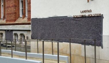 Unbekannte sprayen Pro-Gaza-Parolen an Wand vom Landtag in Kiel