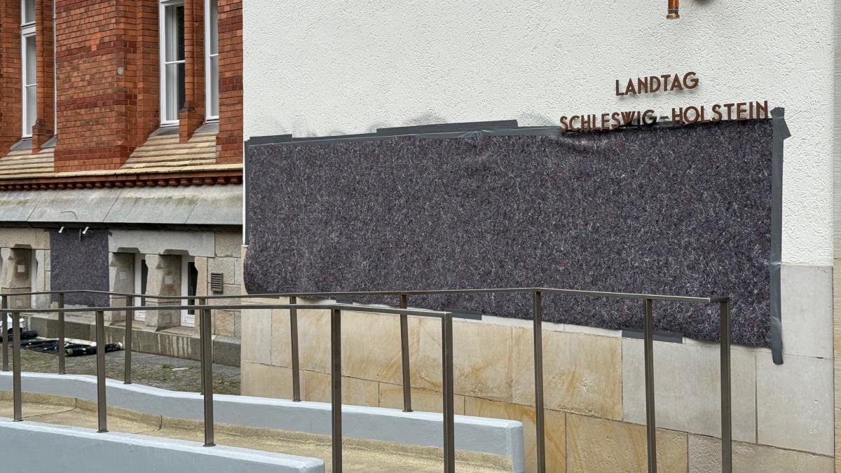Unbekannte sprayen Pro-Gaza-Parolen an Wand vom Landtag in Kiel