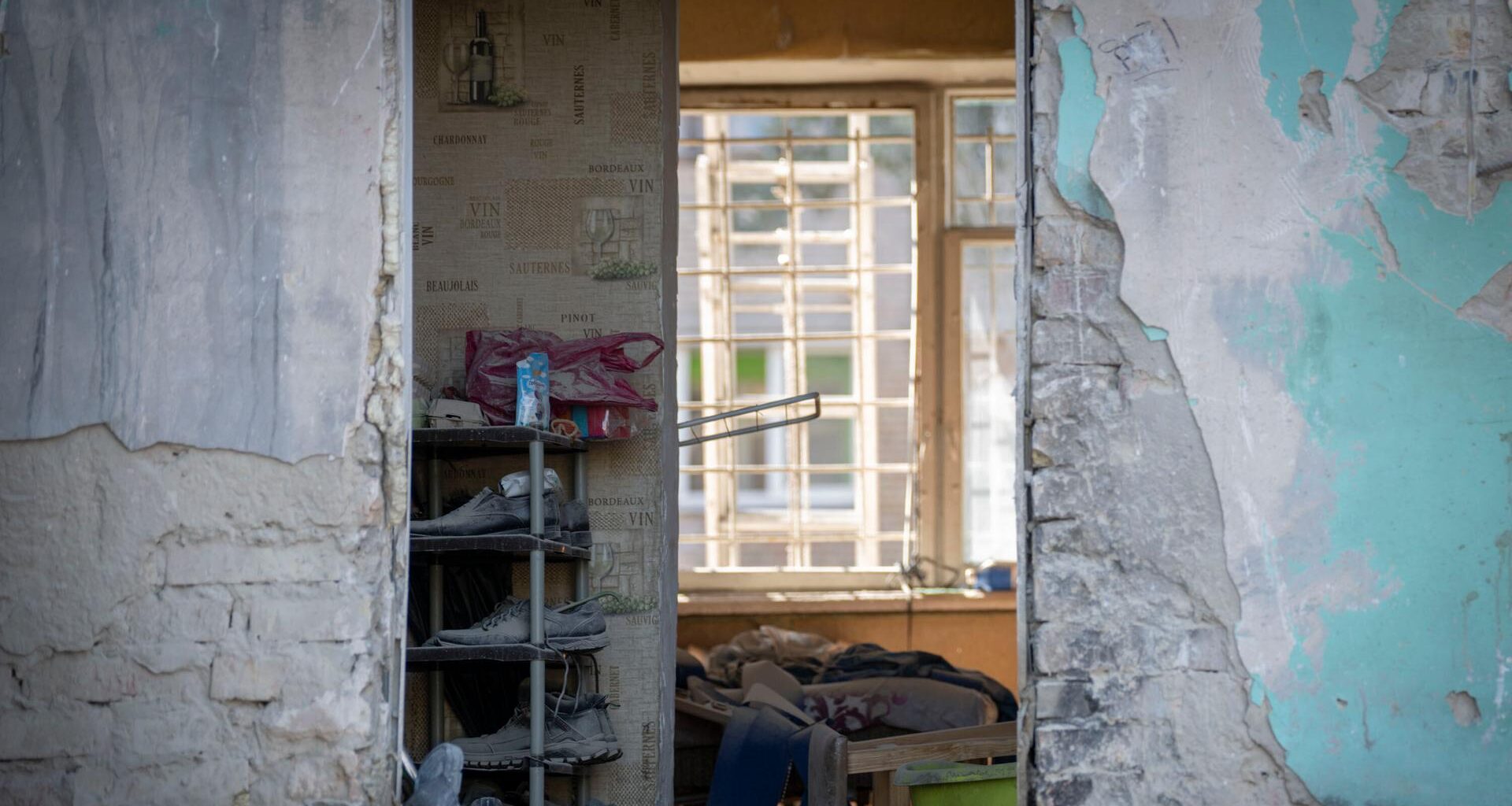 Massive Schäden durch Bombeneinschläge an einem Wohnhaus in Kiew. Die Fassade ist weggerissen und man blickt direkt in eine Wohunung.