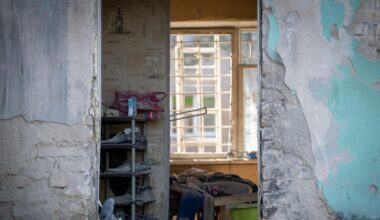 Massive Schäden durch Bombeneinschläge an einem Wohnhaus in Kiew. Die Fassade ist weggerissen und man blickt direkt in eine Wohunung.