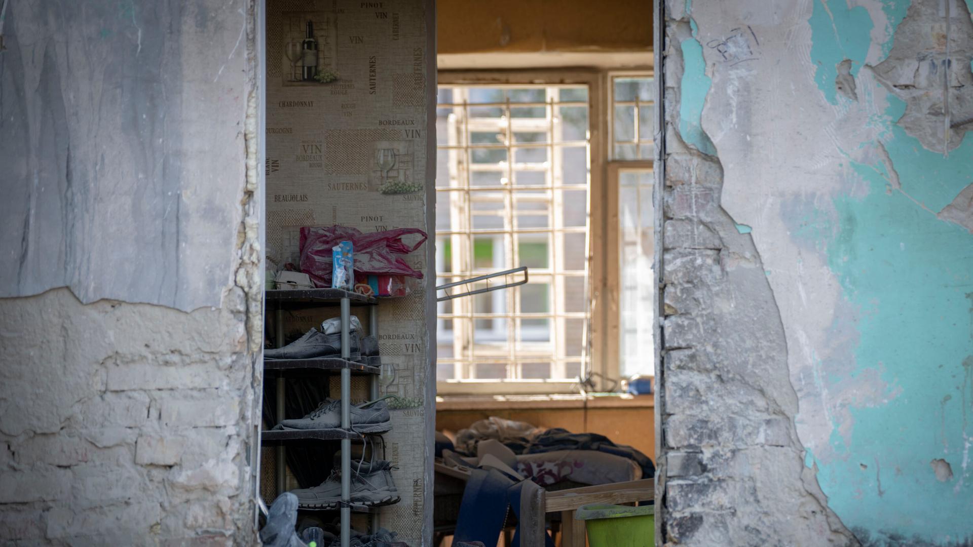 Massive Schäden durch Bombeneinschläge an einem Wohnhaus in Kiew. Die Fassade ist weggerissen und man blickt direkt in eine Wohunung. Massive Schäden durch Bombeneinschläge an einem Wohnhaus in Kiew. Die Fassade ist weggerissen und man blickt direkt in eine Wohunung.