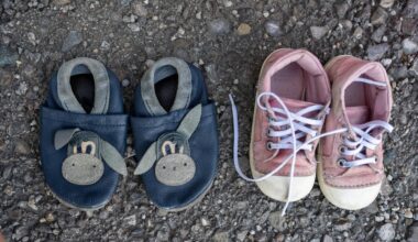 Zwei Paar Kinderschuhe aus einer Spendenkiste für Bedürftige stehen auf dem Asphalt