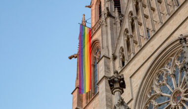 Eine Regenbogenfahne hängt am Turm der Kirche Sankt Paul in München