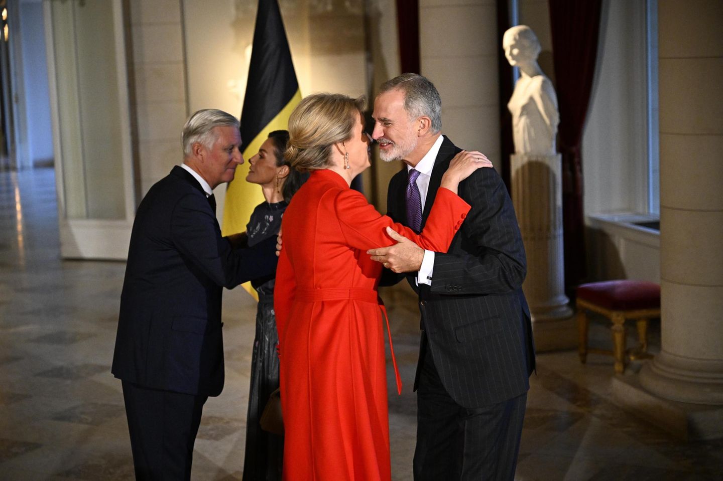 Königin Mathilde und König Felipe küssen sich zur Begrüßung – und auch König Philippe und Königin Letizia begrüßen sich herzlich.