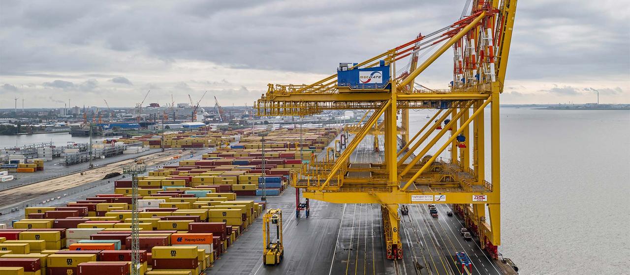 Blick von einer Containerbrücke auf den Überseehafen von Bremerhaven. | picture alliance/dpa/dpa Pool Blick von einer Containerbrücke auf den Überseehafen von Bremerhaven.