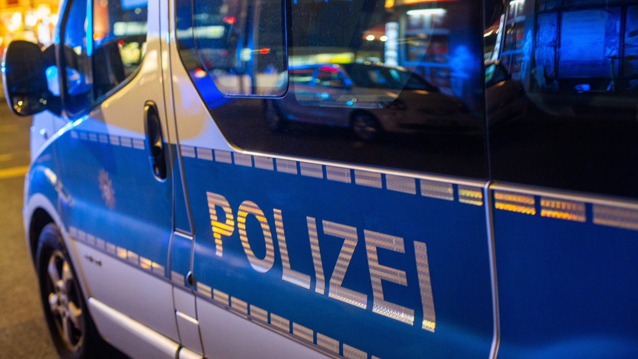 Polizei kontrolliert 50 Menschen rund um Bahnhof und Bremer-Viertel
