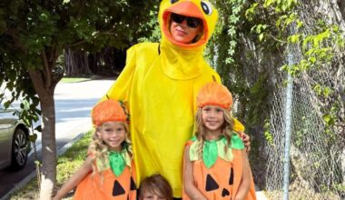 Mit den Kids - und Babybauch?: Anna Kournikova schickt Halloween-Grüße