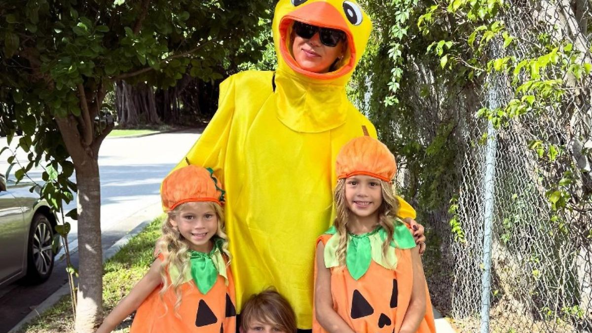 Mit den Kids - und Babybauch?: Anna Kournikova schickt Halloween-Grüße