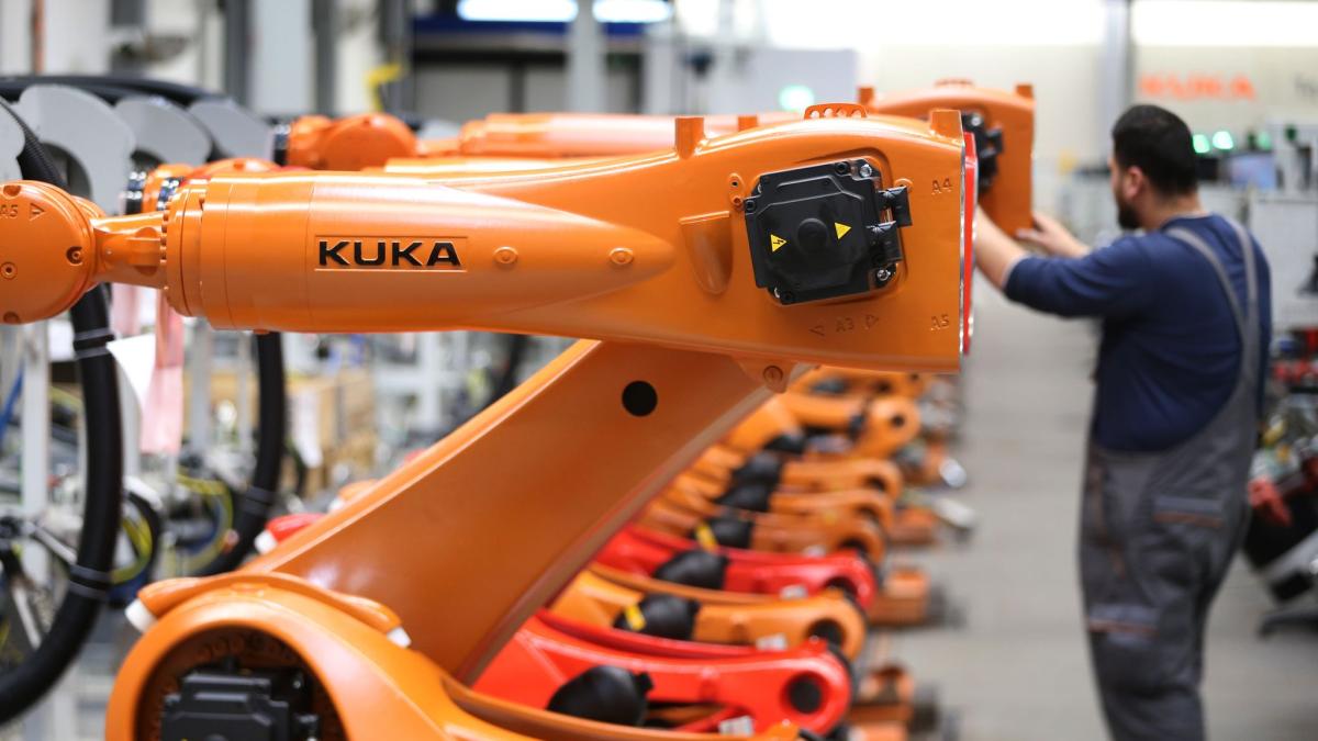 Bei Kuka könnten in Augsburg mehr als 400 Arbeitsplätze wegfallen