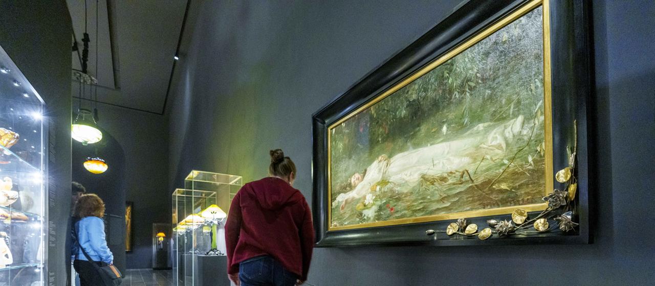 Eine Besucherin steht vor dem Kunstwerk "Ophelia" von Friedrich Heyser.