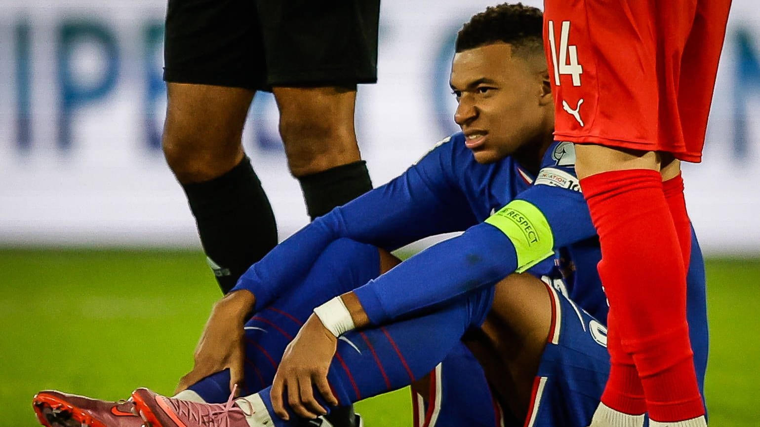 Kylian Mbappé am Boden: Gegen Aserbaidschan erlitt er eine Blessur am Knöchel.