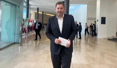 Lars Klingbeil (SPD), Bundesminister der Finanzen, Vizekanzler und SPD-Bundesvorsitzender, kommt zum Treffen der Euro-Gruppe in Luxemburg.