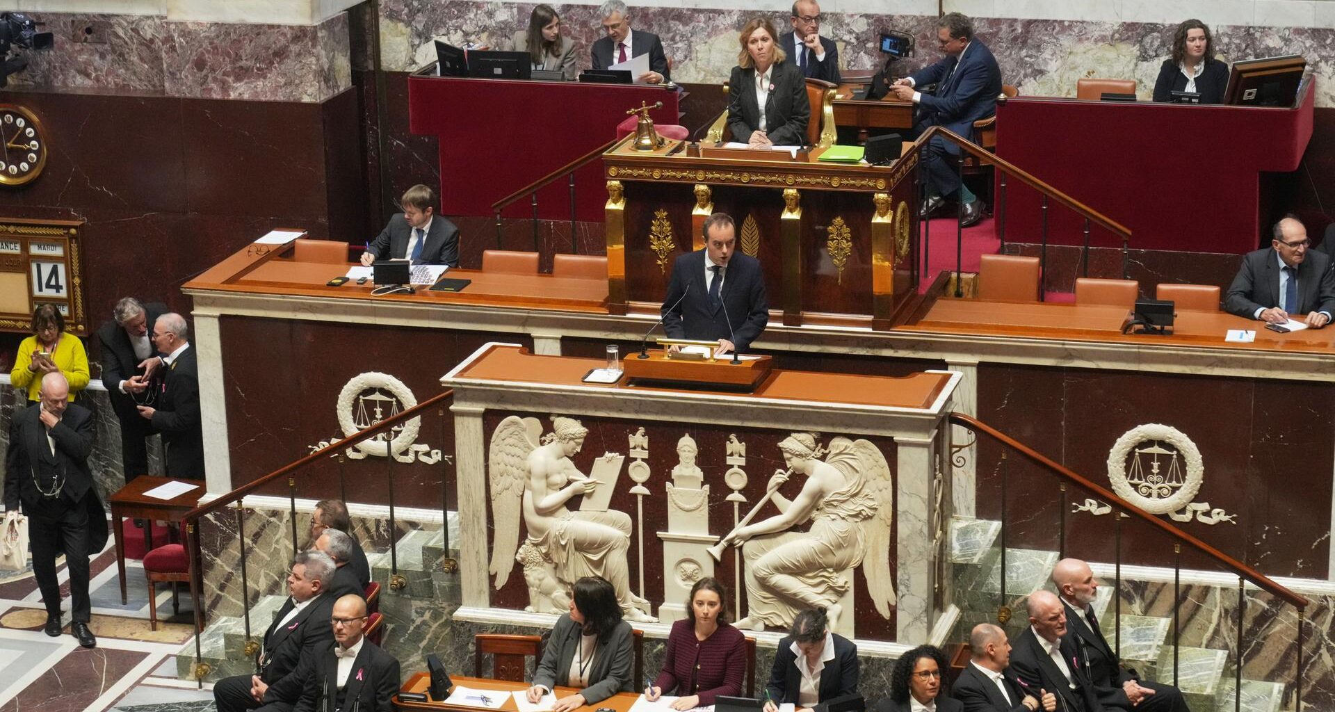 Der französische Premierminister Sebastien Lecornu (Mitte) hält seine Grundsatzrede vor der Nationalversammlung.