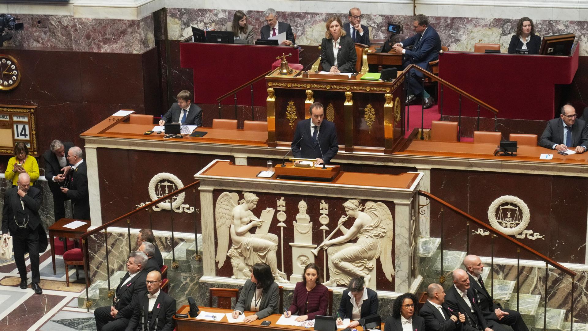 Der französische Premierminister Sebastien Lecornu (Mitte) hält seine Grundsatzrede vor der Nationalversammlung. Der französische Premierminister Sebastien Lecornu (Mitte) hält seine Grundsatzrede vor der Nationalversammlung.