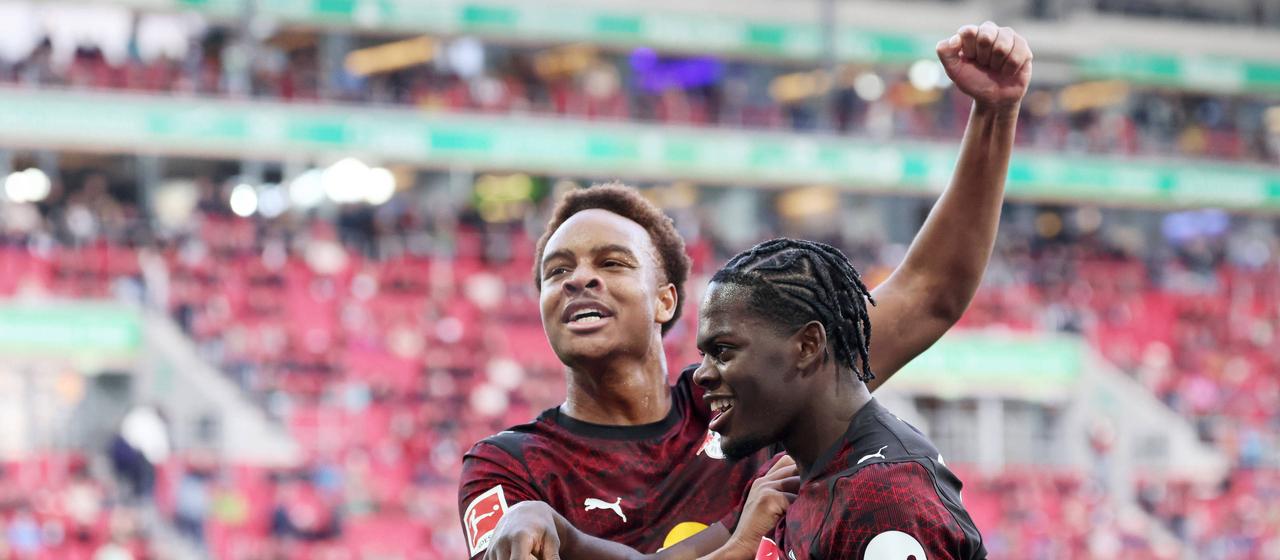 Leipzigs Castello Lukeba bejubelt seinen Treffer gemeinsam mit Teamkollege Assane Ouedraogo