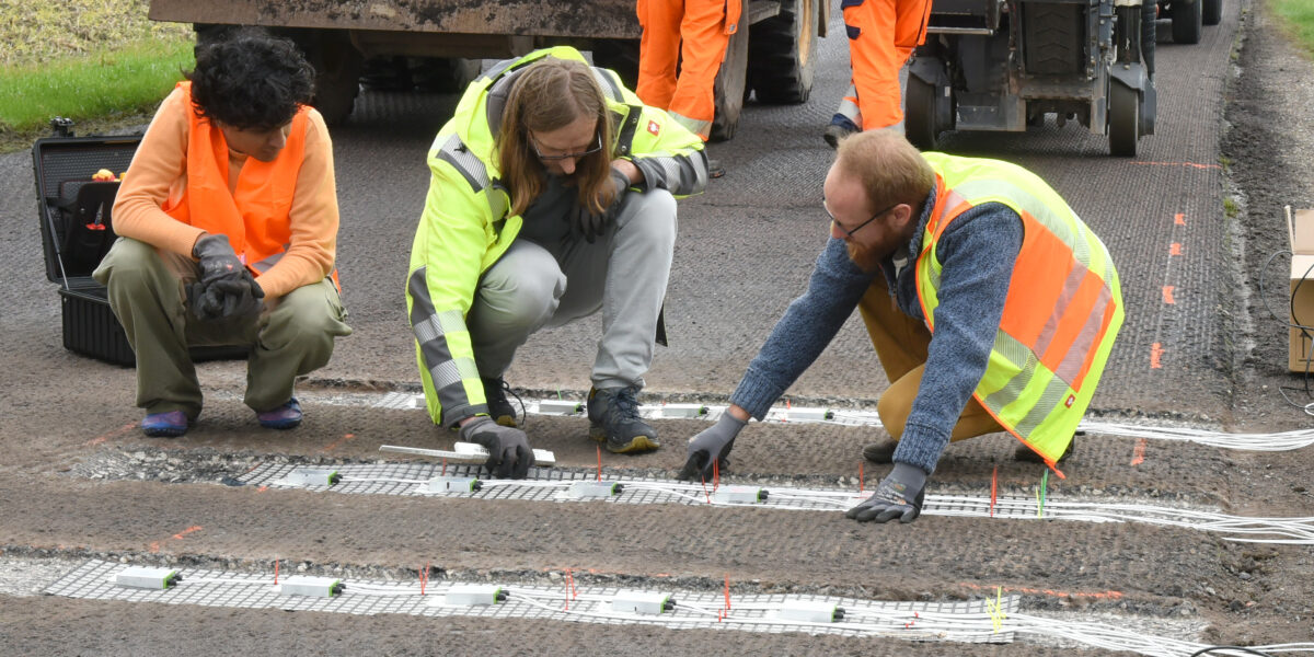 Sensoren im Asphalt messen Verkehr und Belastung – die Daten fließen direkt in die Zustandsanalyse der Straße ein.