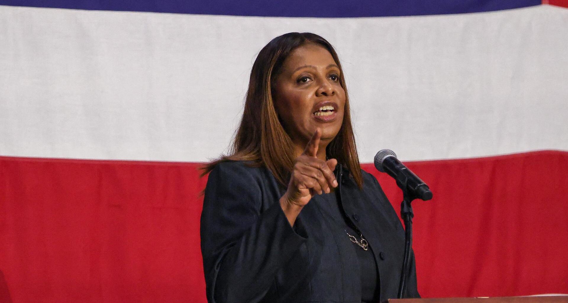 Die New Yorker Generalstaatsanwältin Letitia James steht vor einem Mikrofon.