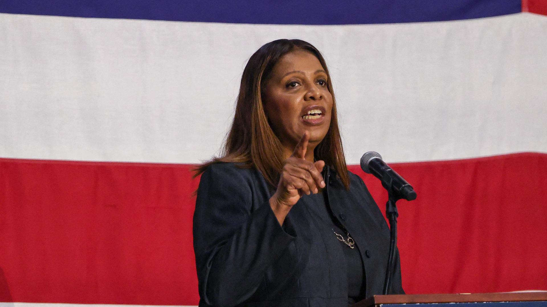 Die New Yorker Generalstaatsanwältin Letitia James steht vor einem Mikrofon.