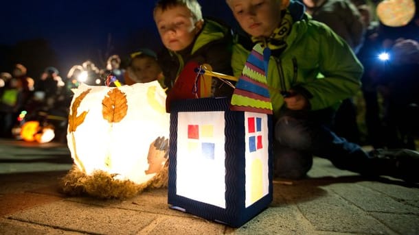 Leuchtende Laternen bei einem St. Martins-Umzug Leuchtende Laternen bei einem St. Martins-Umzug
