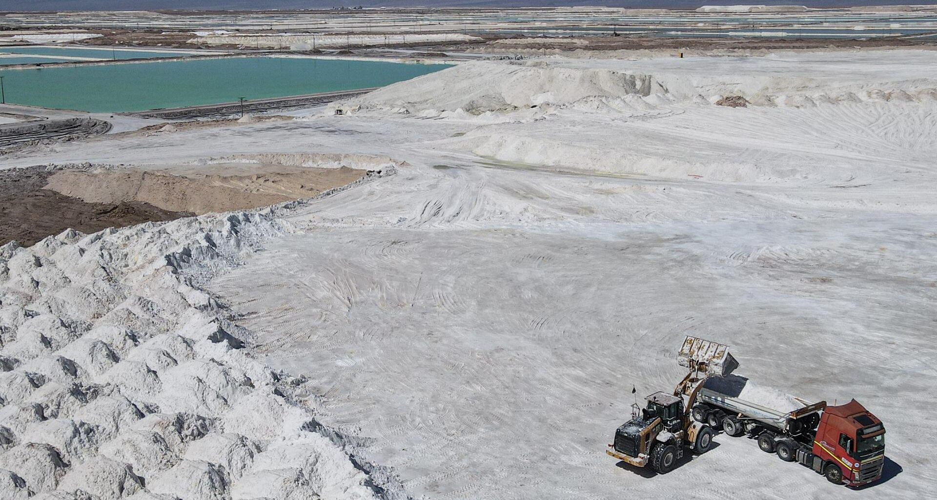 Arbeiter einer Lithiummine transportieren in der Atacama-Wüste im Salar de Atacama ein Nebenprodukt.