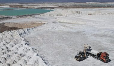 Arbeiter einer Lithiummine transportieren in der Atacama-Wüste im Salar de Atacama ein Nebenprodukt.