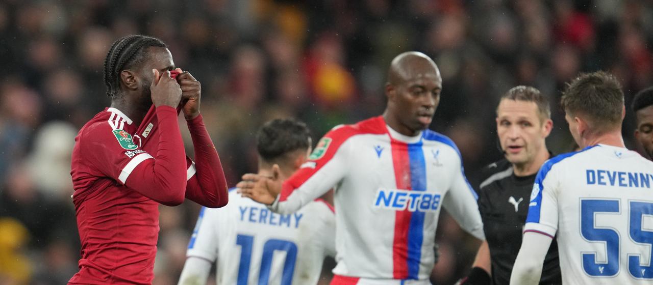 Liverpools Amara Nallo hält sich das Trikot vor das Gesicht