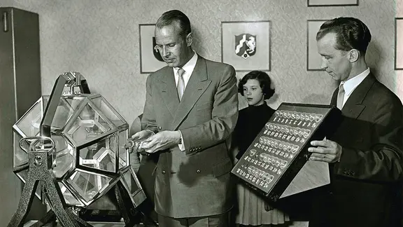 Die erste Ziehung der Lottozahlen am 9.10.1955 im Hotel Mau am Holstenwall in Hamburg 