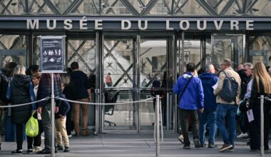 Menschen warten am Eingang des Museums Louvre in Paris.