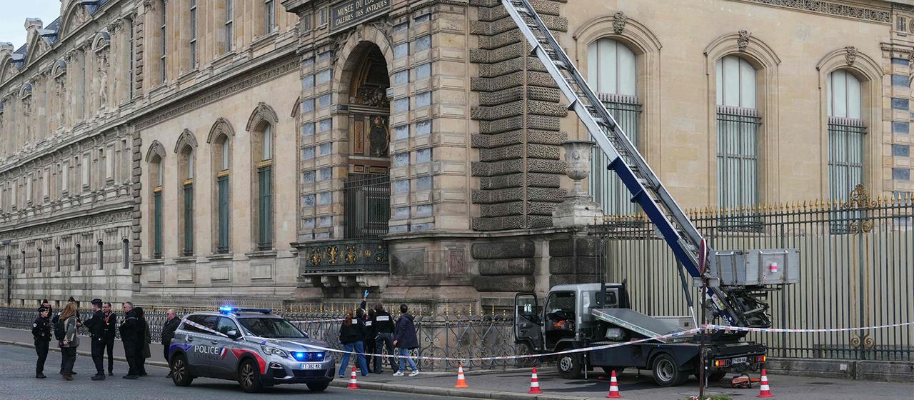 Polizisten stehen neben einem Möbelaufzug, mit dem Einbrecher in das Louvre-Museum eindrangen.  | AFP Polizisten stehen neben einem Möbelaufzug, mit dem Einbrecher in das Louvre-Museum eindrangen.