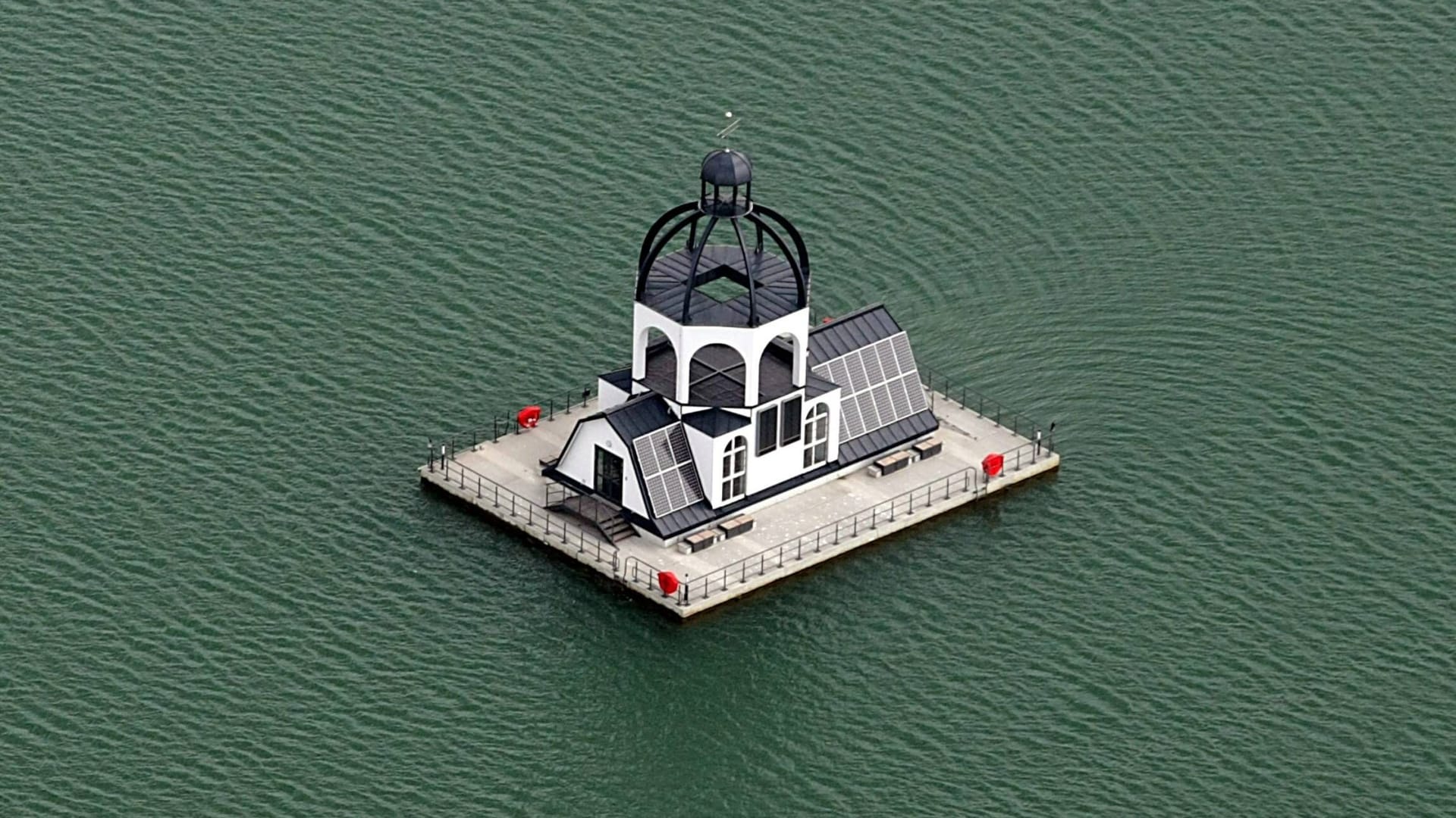 Luftaufnahme Ansicht Leipzig Nordsachsen Störmthaler See Schwimmende Kirche Vineta Die schwimmende Kirche wurde auf dem gefluteten Tagebau-Loch etwa dort verankert, wo einst die Kirche des abgebaggerten Dorfes Magdeborn stand. Luftaufnahme Ansicht Leipzig Nordsachsen Störmthaler See Schwimmende Kirche Vineta Die schwimmende Kirche wurde auf dem gefluteten Tagebau-Loch etwa dort verankert, wo einst die Kirche des abgebaggerten Dorfes Magdeborn stand.