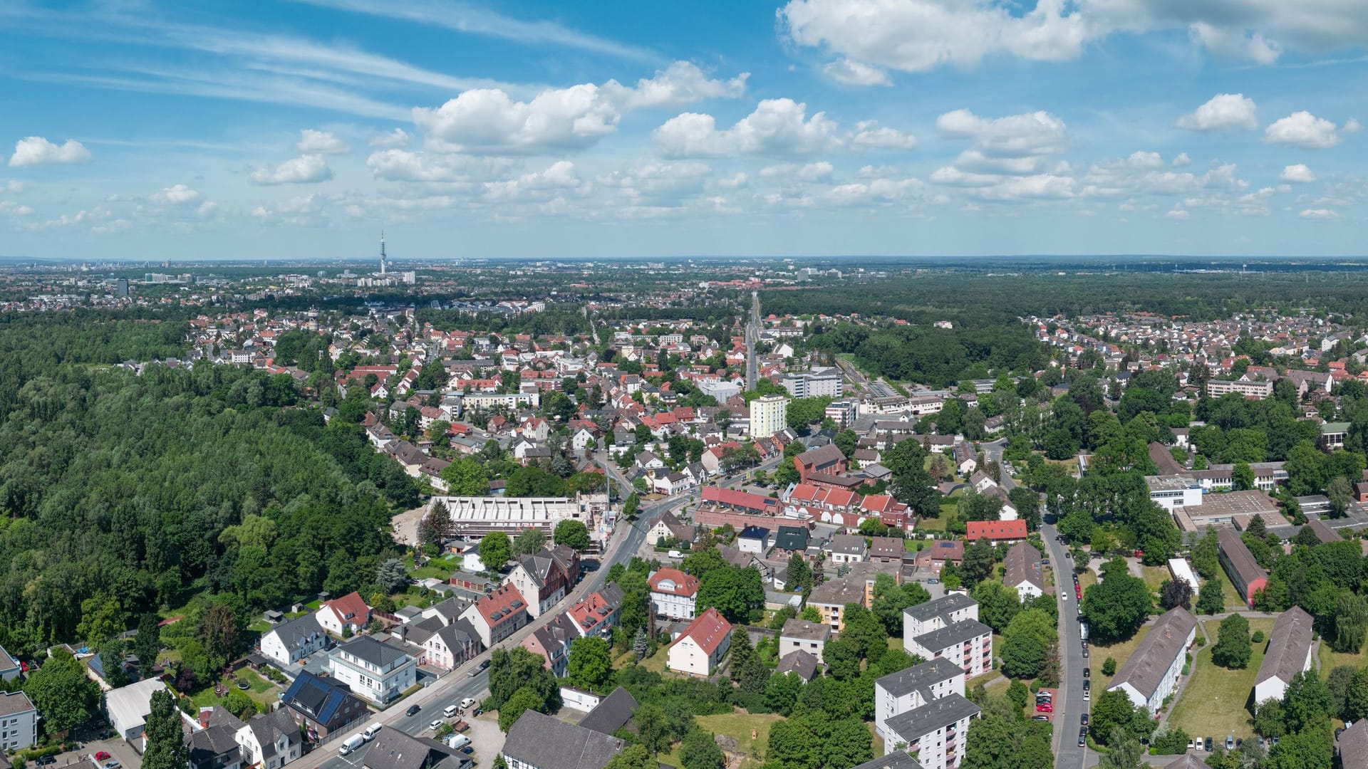 Luftaufnahme von Hannover: In dieser Stadt kommen sogar Surfer auf ihre Kosten. Luftaufnahme von Hannover: In dieser Stadt kommen sogar Surfer auf ihre Kosten.