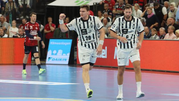Hier war die Welt des THW Kiel noch in Ordnung; Lukas Laube (Mitte) bejubelt sein Tor zur 16:15-Führung der „Zebras“, über die sich auch Mitspieler Harald Reinkind (rechts) freute, Links im Hintergrund Emil Jakobsen von der SG Flensburg-Handewitt.
