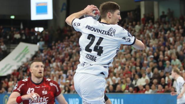 Über seine sechs Treffer konnte sich Lukas Zerbe (rechts), der hier als zweitbester Schütze des THW Kiel vor Blaz Blagotinsek von der SG Flensburg-Handewitt zum Wurf kommt, nicht freuen.